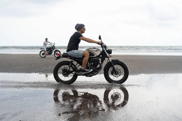 Giovane Sella Una Moto Retrò Sulla Spiaggia Ritratto All Aperto — Foto Stock