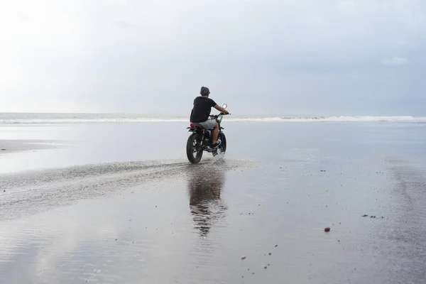 Giovane Sella Una Moto Retrò Sulla Spiaggia Ritratto All Aperto — Foto Stock