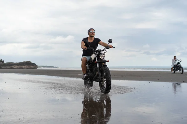 Young Man Riding Retro Motorcycle Beach Outdoors Portrait Posing Sunglasses — Stock Photo, Image