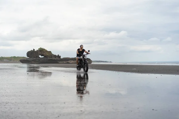 Jongeman Een Retro Motor Het Strand Buiten Portret Poseren Een — Stockfoto