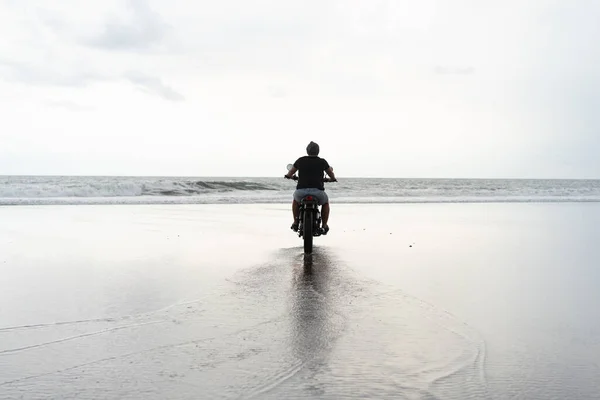 Giovane Sella Una Moto Retrò Sulla Spiaggia Ritratto All Aperto — Foto Stock