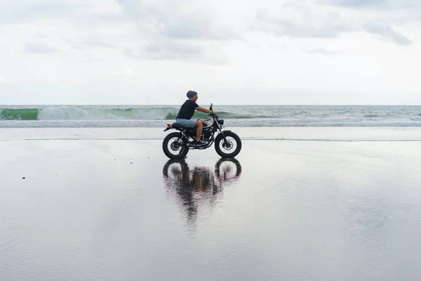 Giovane Sella Una Moto Retrò Sulla Spiaggia Ritratto All Aperto — Foto Stock