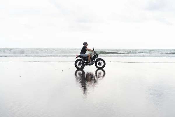 Jongeman Een Retro Motor Het Strand Buiten Portret Poseren Een — Stockfoto