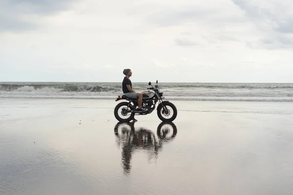 Giovane Sella Una Moto Retrò Sulla Spiaggia Ritratto All Aperto — Foto Stock