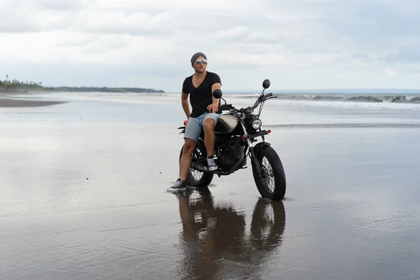 Young Man Riding Retro Motorcycle Beach Outdoors Portrait Posing Sunglasses — Stock Photo, Image