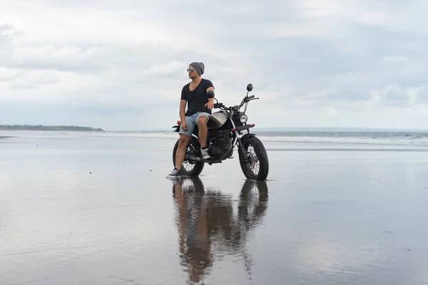 Ung Man Rider Retro Motorcykel Stranden Utomhus Porträtt Poserar Solglasögon — Stockfoto