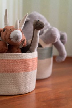 Sepetlerdeki yumuşak oyuncaklar, çocuk odasında sipariş, arka plan.