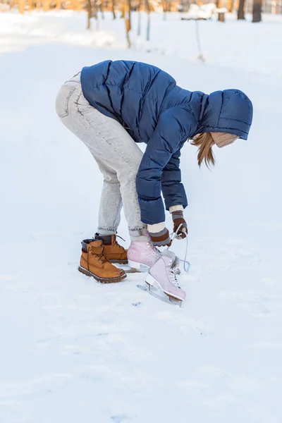 Женщина Шнурует Коньки Краю Замёрзшего Озера Обрезанное Изображение Женщины Надевающей — стоковое фото