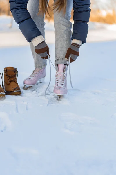 Een Vrouw Die Schaatst Aan Rand Van Een Bevroren Meer — Stockfoto