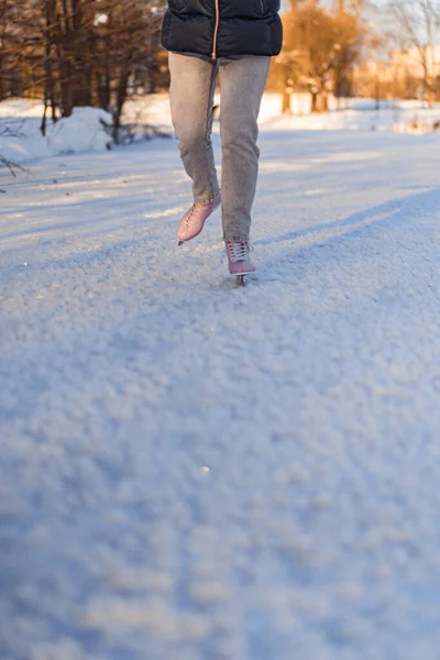 Młoda Kobieta Łyżwiarstwo Sporty Zimowe Śnieg Zabawa Zimowa Kobieta Uczy — Zdjęcie stockowe