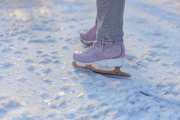 Patins Gelo Close Jovem Mulher Patinação Gelo Esportes Inverno Neve — Fotografia de Stock
