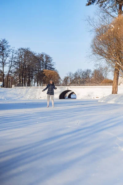 Giovane Donna Pattinaggio Ghiaccio Sport Invernali Neve Divertimento Invernale Donna — Foto Stock