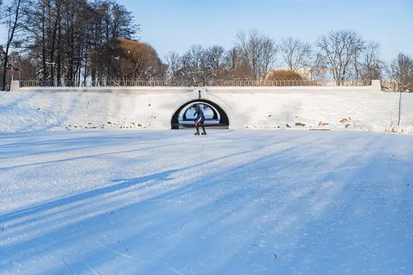 Patins Gelo Jovem Patinagem Gelo Esportes Inverno Neve Diversão Inverno — Fotografia de Stock