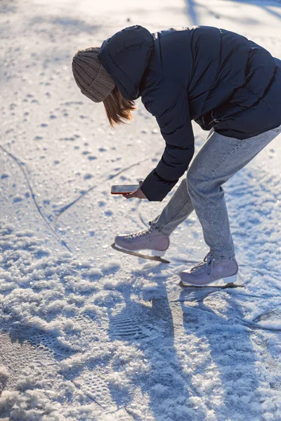 Junge Frau Eislaufen Wintersport Schnee Winterspaß Frau Lernt Schlittschuhlaufen Auf — Stockfoto