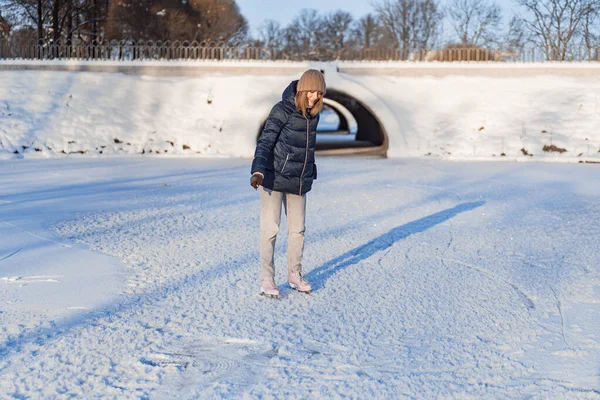 Mulher Jovem Patinação Gelo Esportes Inverno Neve Diversão Inverno Mulher — Fotografia de Stock