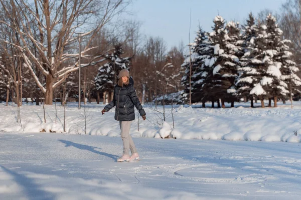 Mulher Jovem Patinação Gelo Esportes Inverno Neve Diversão Inverno Mulher — Fotografia de Stock