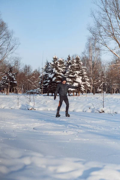 Schlittschuhe Junger Mann Schlittschuhlaufen Wintersport Schnee Winterspaß — Stockfoto