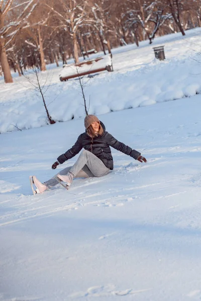 Fiatal Tanul Korcsolyázás Esik Hóban Téli Sportok Téli Szórakozás — Stock Fotó