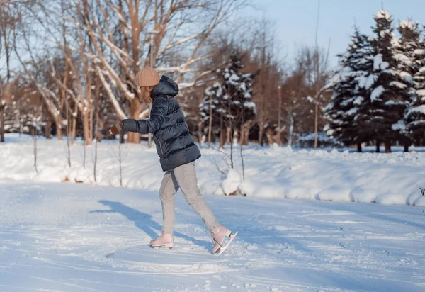 Mulher Jovem Patinação Gelo Esportes Inverno Neve Diversão Inverno Mulher — Fotografia de Stock