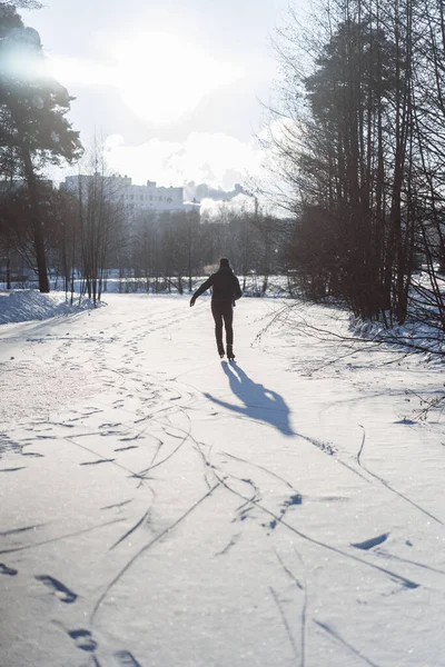 Patins Gelo Jovem Patinagem Gelo Esportes Inverno Neve Diversão Inverno — Fotografia de Stock