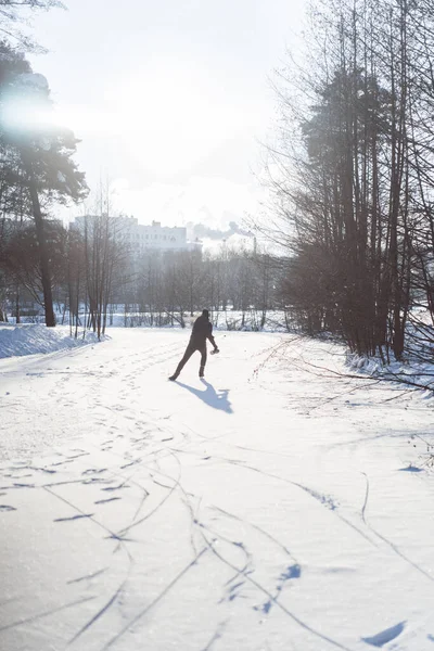 Jovem Patinagem Gelo Esportes Inverno Neve Diversão Inverno — Fotografia de Stock