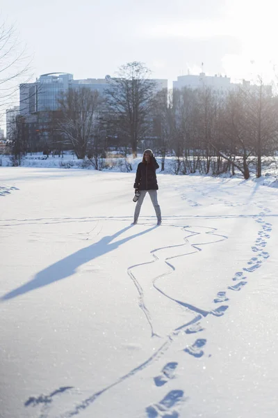 Młoda Kobieta Łyżwiarstwo Sporty Zimowe Śnieg Zabawa Zimowa Kobieta Uczy — Zdjęcie stockowe