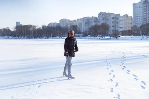 Patins Glace Jeune Femme Apprend Patinage Sur Glace Tombe Assoit — Photo