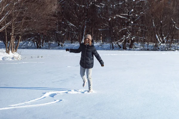 Mujer Joven Patinaje Sobre Hielo Deportes Invierno Nieve Diversión Invierno — Foto de Stock
