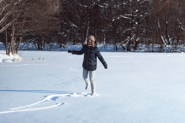 Mulher Jovem Patinação Gelo Esportes Inverno Neve Diversão Inverno Mulher — Fotografia de Stock