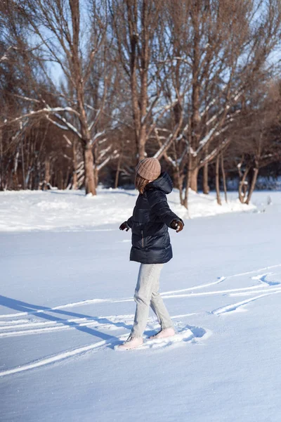 Junge Frau Eislaufen Wintersport Schnee Winterspaß Frau Lernt Schlittschuhlaufen Auf — Stockfoto
