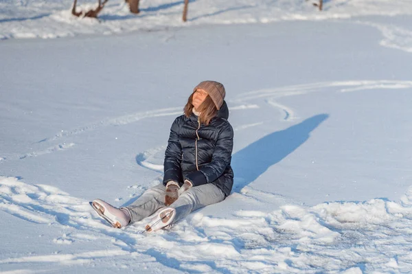 Patins Gelo Mulher Jovem Aprende Patinação Gelo Quedas Senta Neve — Fotografia de Stock