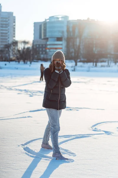 Mujer Joven Patinaje Sobre Hielo Deportes Invierno Nieve Diversión Invierno — Foto de Stock