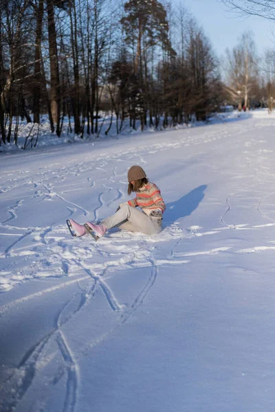 Korcsolyázik Fiatal Megtanul Korcsolyázni Esik Hóban Téli Sportok Téli Szórakozás — Stock Fotó