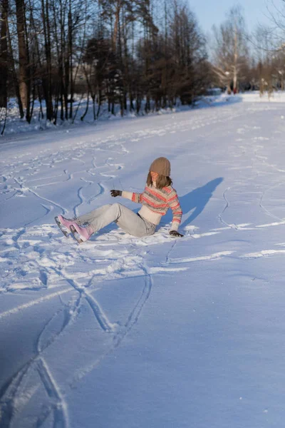 Patins Gelo Mulher Jovem Aprende Patinação Gelo Quedas Senta Neve — Fotografia de Stock