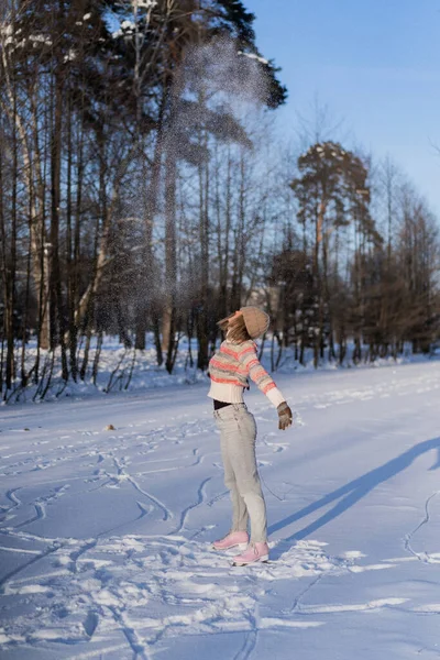 Fiatal Korcsolyázás Téli Sportok Téli Szórakozás Tanul Korcsolyázni Tavon Természet — Stock Fotó