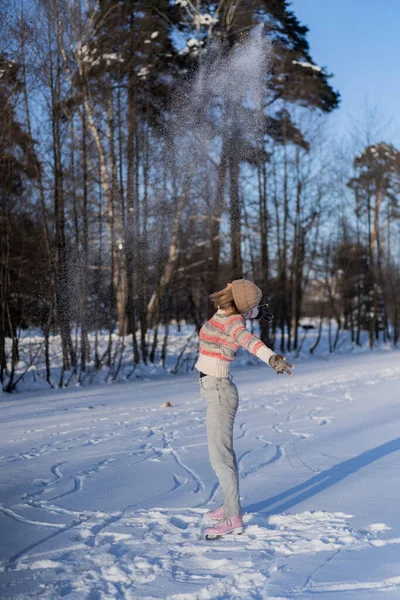 Junge Frau Eislaufen Wintersport Schnee Winterspaß Frau Lernt Schlittschuhlaufen Auf — Stockfoto