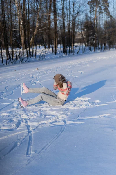 Patins Gelo Mulher Jovem Aprende Patinação Gelo Quedas Senta Neve — Fotografia de Stock