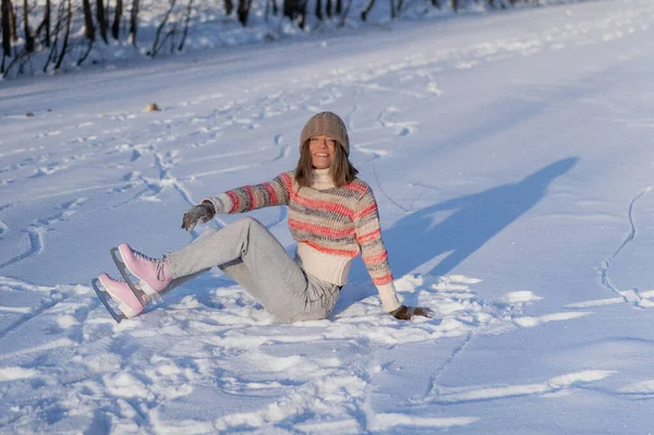 Łyżwy Młoda Kobieta Uczy Się Jazdy Łyżwach Spada Siada Śniegu — Zdjęcie stockowe