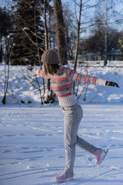 Junge Frau Eislaufen Wintersport Schnee Winterspaß Frau Lernt Schlittschuhlaufen Auf — Stockfoto