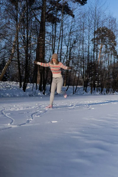 Mulher Jovem Patinação Gelo Esportes Inverno Neve Diversão Inverno Mulher — Fotografia de Stock