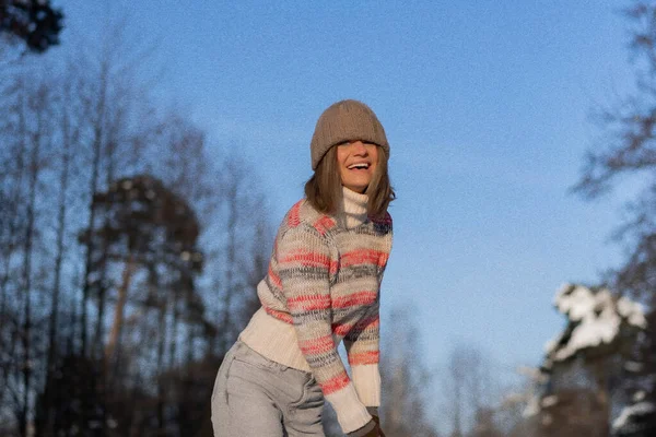 Outdoor Portret Van Jonge Mooie Modieuze Vrolijke Lachende Vrouw Winterportret — Stockfoto