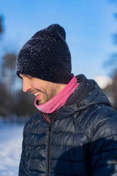 Junger Mann Winterporträt Mit Wintermütze Genießt Winterliche Momente — Stockfoto