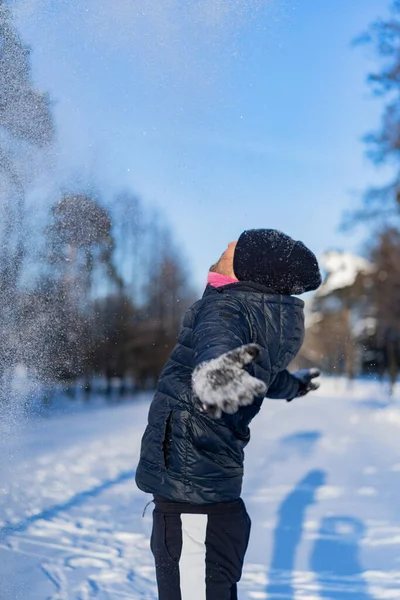 Tânăr Portret Iarnă Pălărie Iarnă Bucurându Momente Iarnă — Fotografie, imagine de stoc