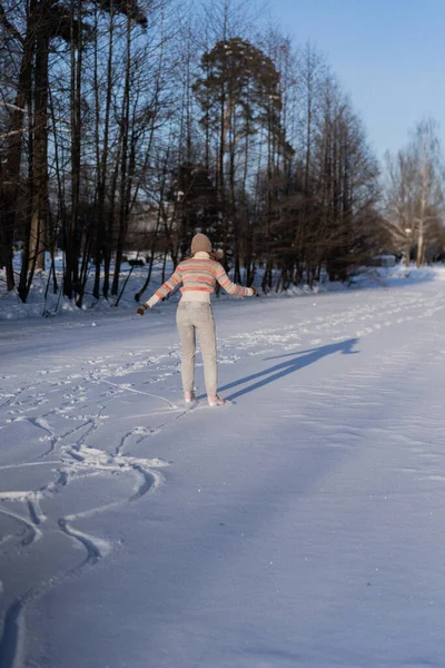 Mujer Joven Patinaje Sobre Hielo Deportes Invierno Nieve Diversión Invierno — Foto de Stock