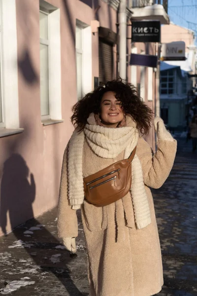 Ung Kvinna Med Mörkt Lockigt Hår Varmt Klädd Päls Halsduk — Stockfoto