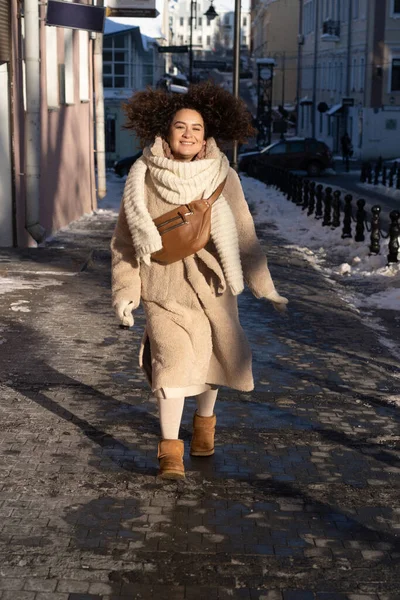 Νεαρή Γυναίκα Σκούρα Σγουρά Μαλλιά Ζεστά Ντυμένη Γούνα Μαντήλι Χειμωνιάτικη — Φωτογραφία Αρχείου