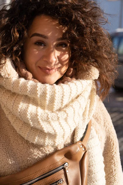 Jeune Femme Aux Cheveux Bouclés Foncés Manteau Fourrure Chaudement Habillé — Photo