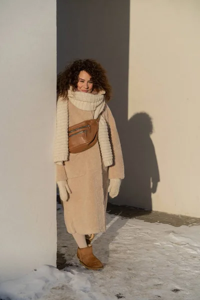 Jovem Mulher Com Cabelo Encaracolado Escuro Casaco Pele Calorosamente Vestido — Fotografia de Stock