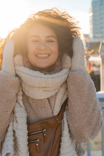 Jovem Mulher Com Cabelo Encaracolado Escuro Casaco Pele Calorosamente Vestido — Fotografia de Stock