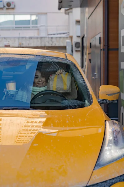 Mladá Žena Tmavými Kudrnatými Vlasy Řídící Žluté Auto Přišel Vyzvednout — Stock fotografie